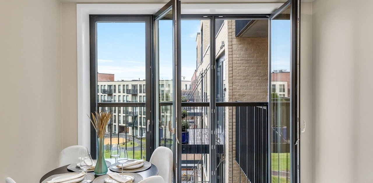 Lyst og lett med utsikt mot bakgård