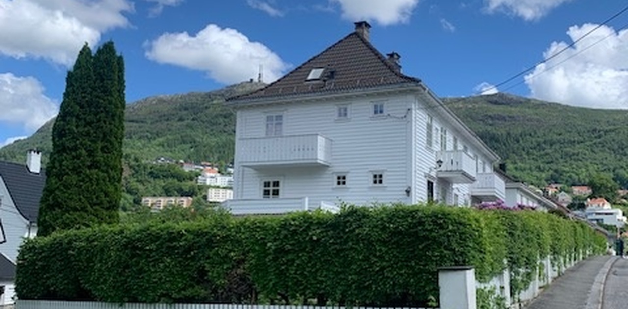 Leiligheten ligger i 2.etg og loft. 6 vinduer på loftet. Et soverom, gjesterom og bad på loftet. Tre soverom og kjøkken / oppholdsrom i 2.etg.