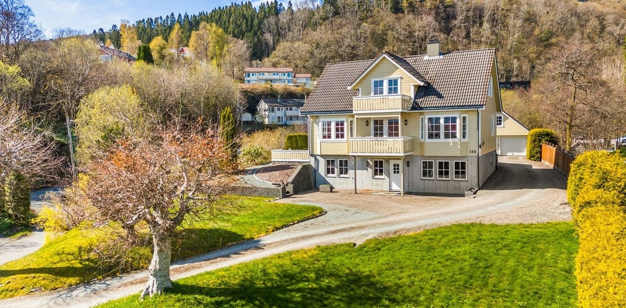 Leilighet har inngang på fremside under balkong