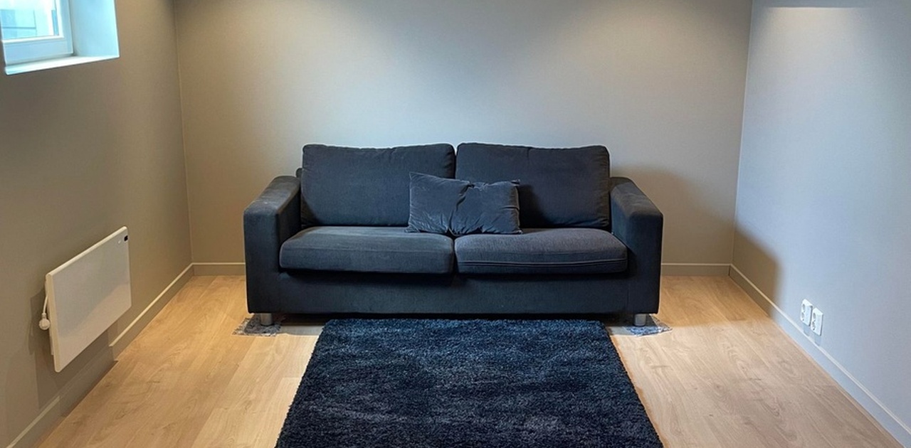 Lys stue med plass til sofa, spisebord og tv-møblement