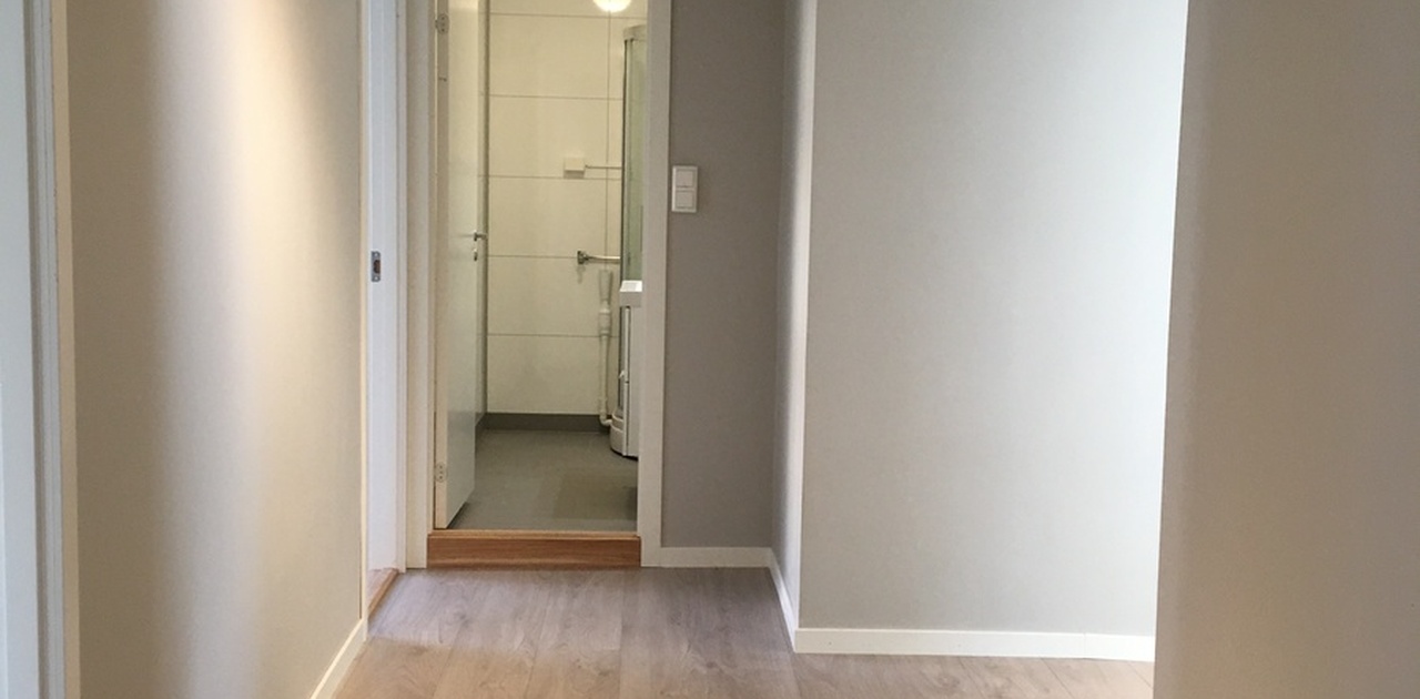 Gang med 3 rom til venstre samt et av to bad rett frem