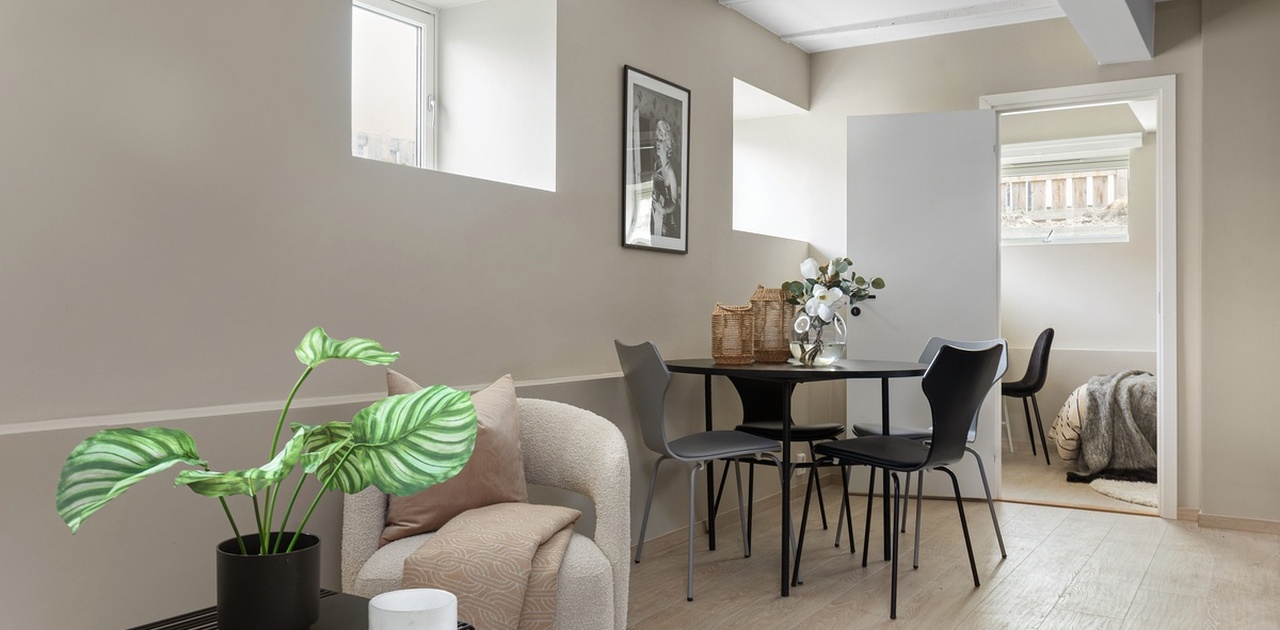 Bildene er fra en annen lignende sokkelleilighet med mer eller mindre lik standard. Samme materialer og fargevalg og ca. samme størrelse på fellesareal og soverom. Helt likt kjøkken. Ta kontakt for mer info.