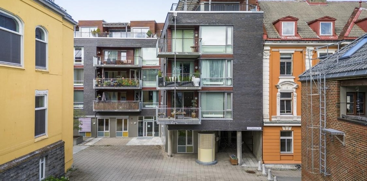 Bygget ligger skjermet fra trafikken i Prinsens gate