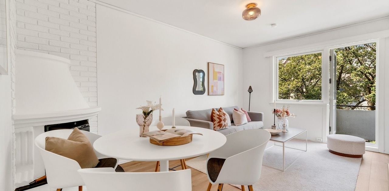 Lys stue med utgang til balkong.