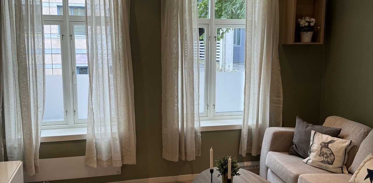 Lys, romslig og delikat stue. Brede vinduskarmer som det går ann å sitte og nyte en kaffekopp. Store deilige vinduer som slipper inn mye lys.