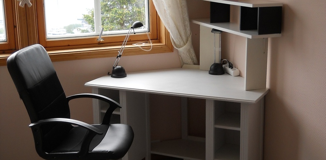 Leseplass med 2 leselamper og el.stikk for PC/moblillader m.m
