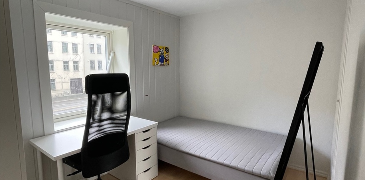 soverom med god plass til både skap og skrivebord