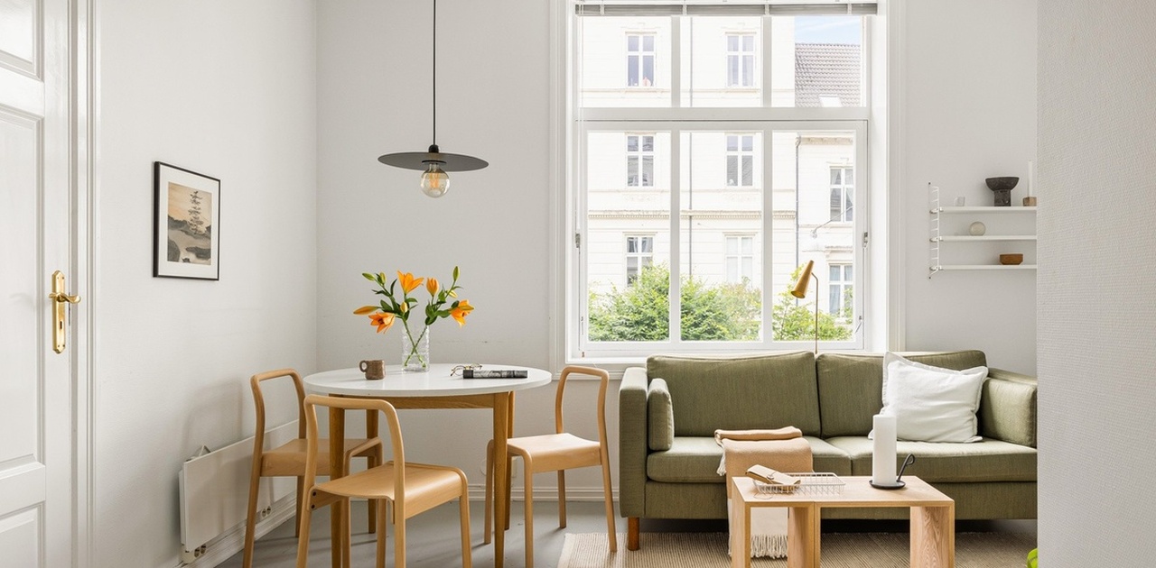 Trivelig stue med både spiseplass og sofa