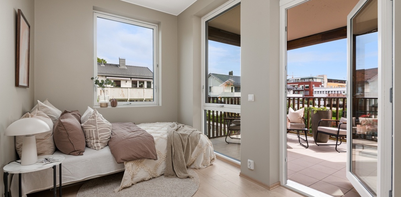 Hovedsoverommet er på 8,5kvm, med eksklusiv tilgang til en solfylt balkong.