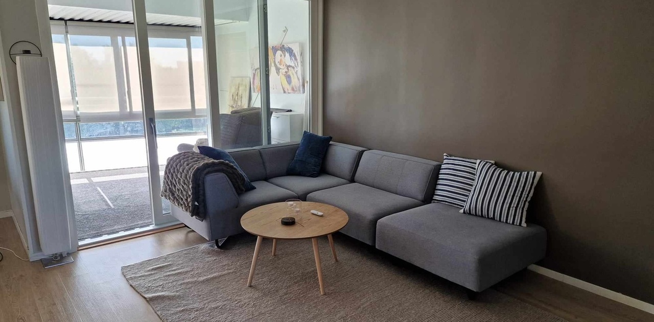 Romslig stue med peis