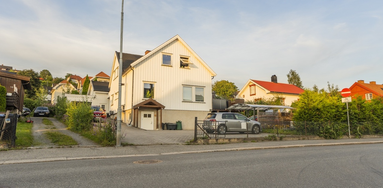 Eiendommen sett fra gaten