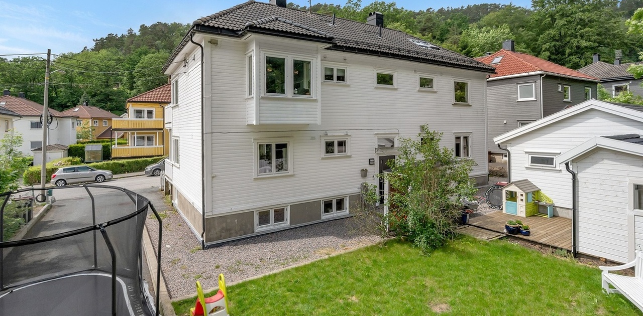 Parkeringsplass til flere biler (Trampoline er nå fjernet). I tillegg er det gratis gateparkering.