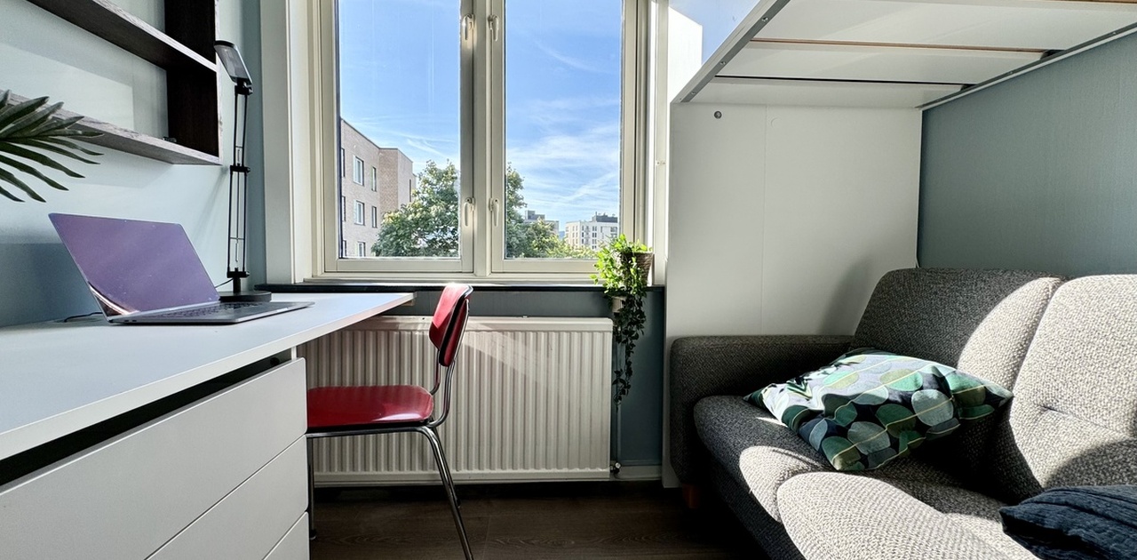 Pent og praktisk rom, sofa fra Ekornes (Stressless med lenefunksjon), under sengen.