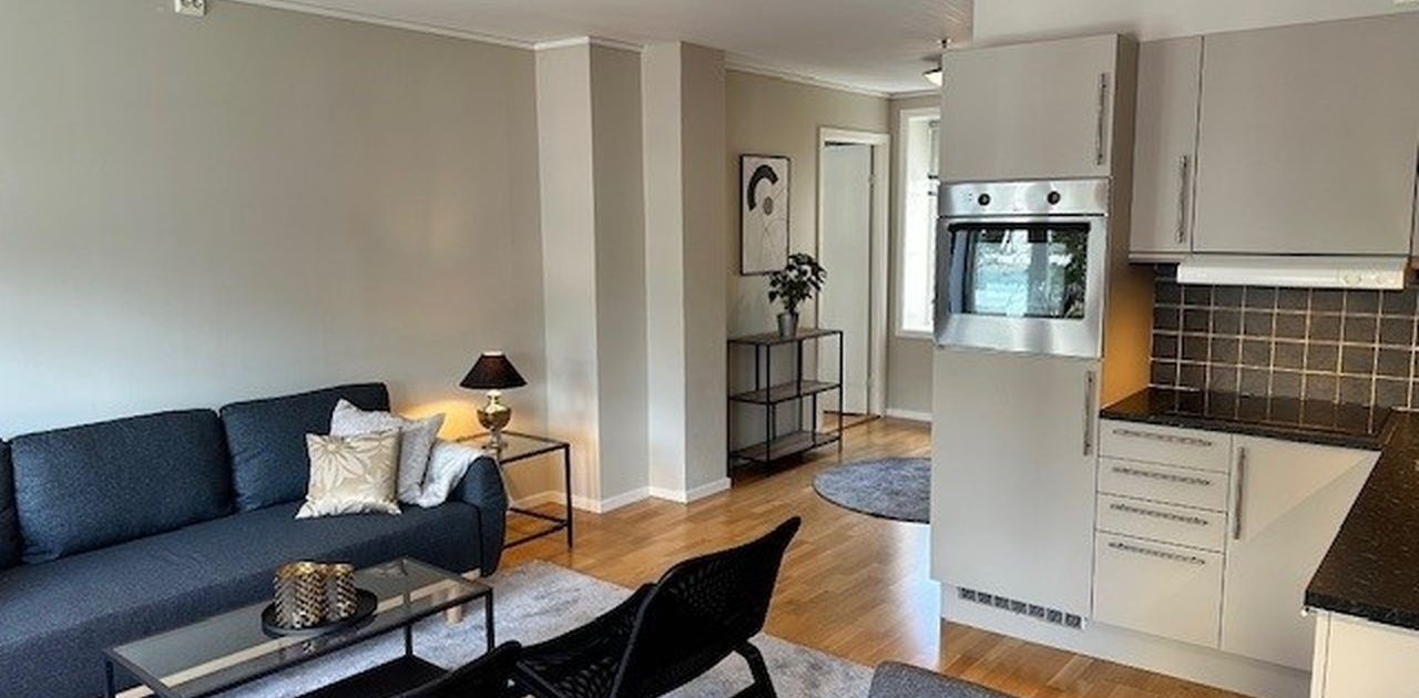 Stor stue med store vinduer mot sentrum