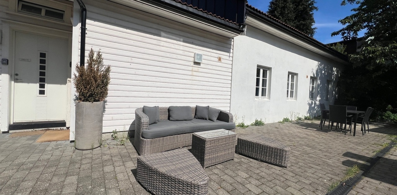 Leilighet i bakgårdsbygg inne i solrik trafikkstille bakgård