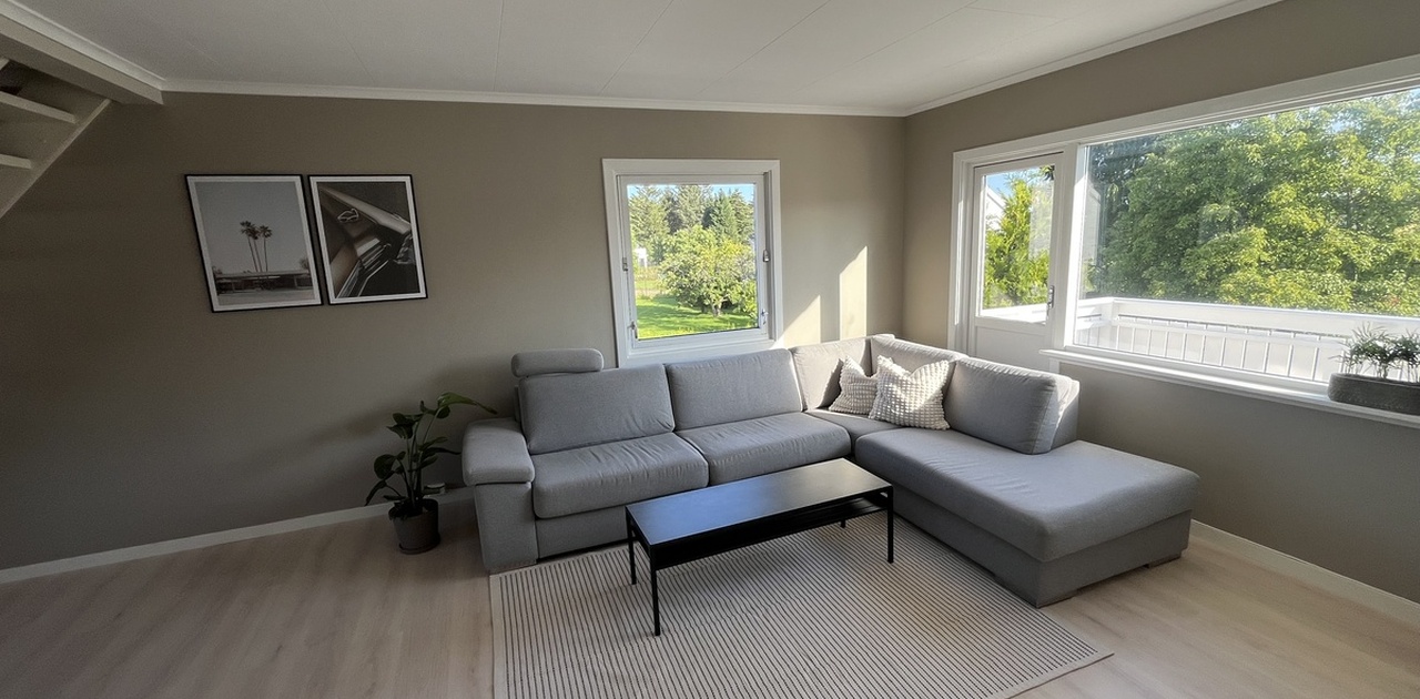 Stor stue med stor sofa og bord.