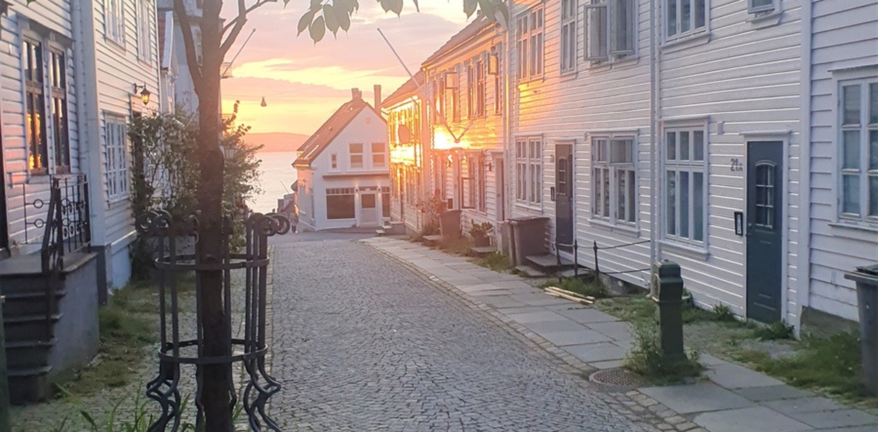 Blant bergens fineste strøk å bo, både visuelt og plasseringsmessig! Her ser dere byggets fasade!