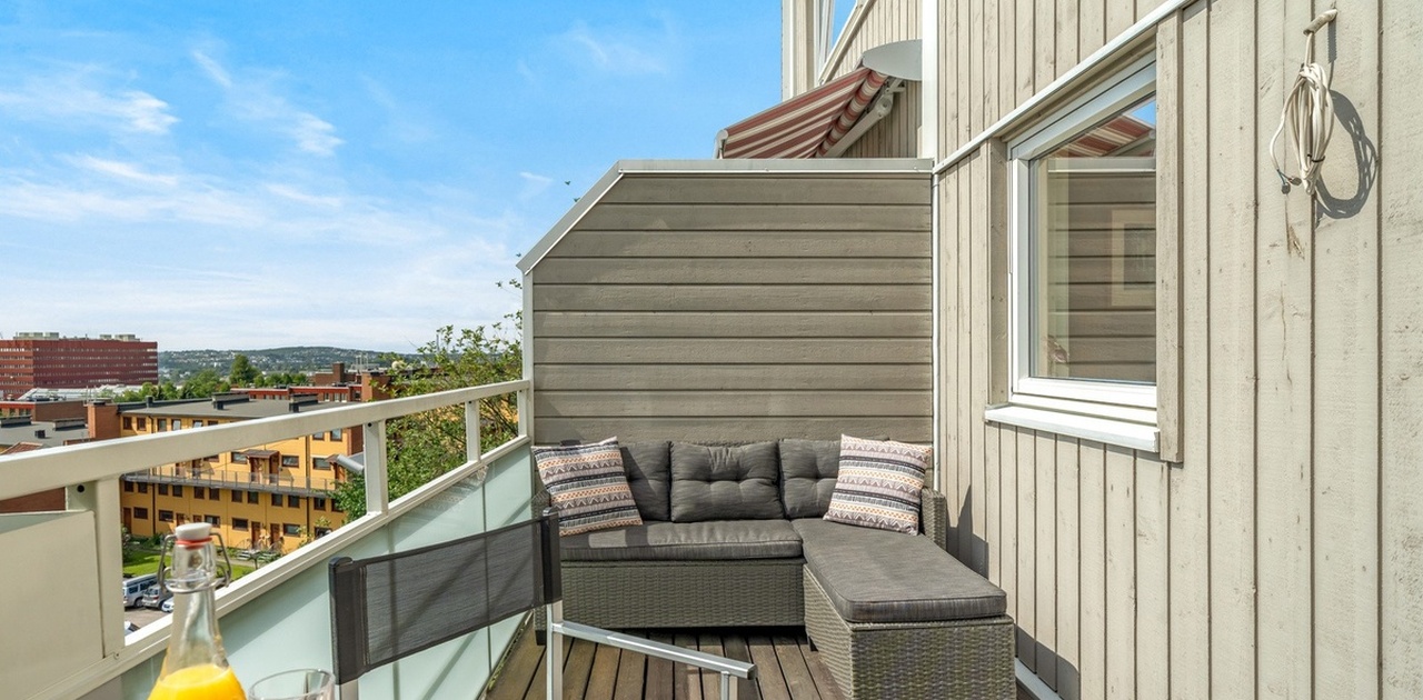 Stor veranda med grill og utemøbler