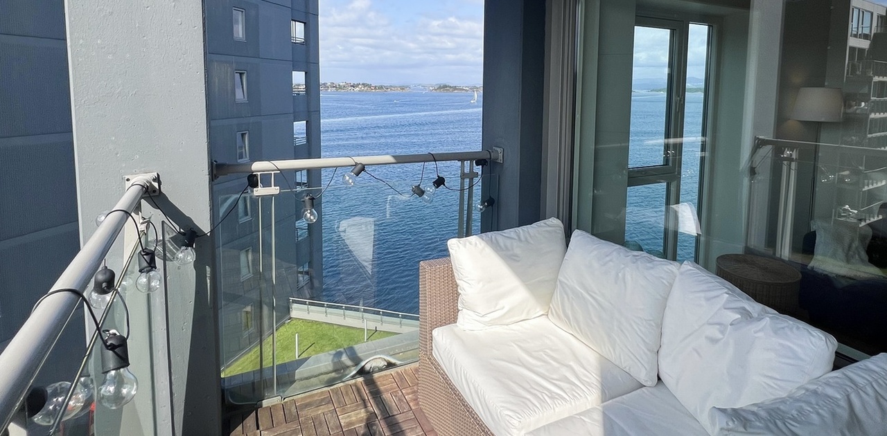 Balkong med sjøutsikt og kveldssol