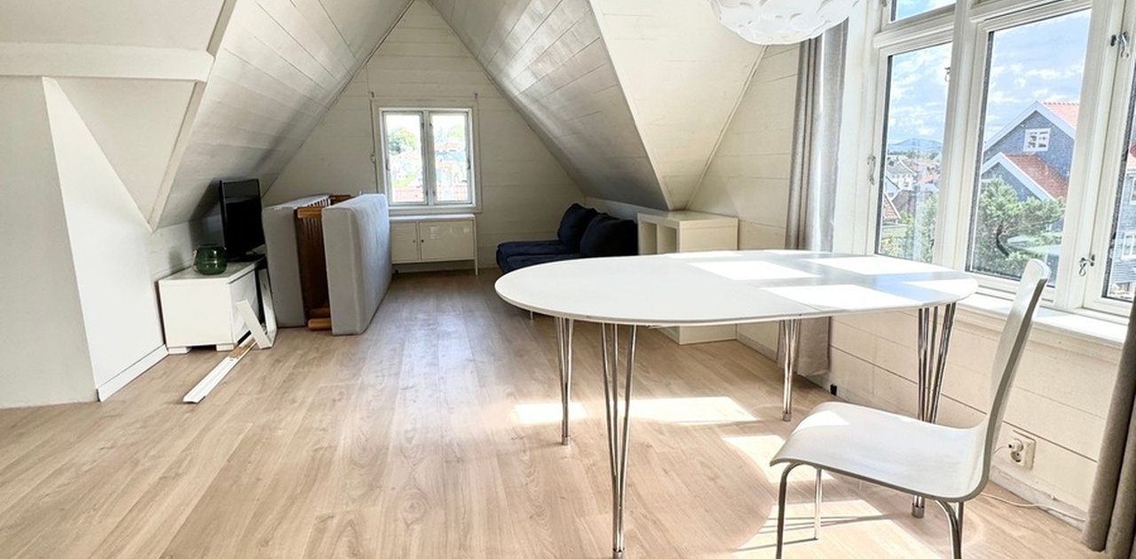 Lyst, luftig og veldig god takhøyde i leiligheten