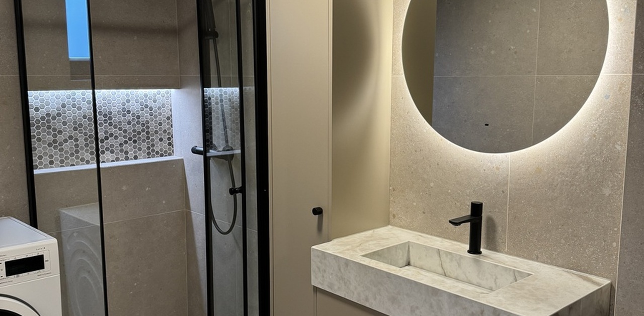 Romslig bad med Regnfallsdusj, Bosch vaskemaskin og 75x75 fliser