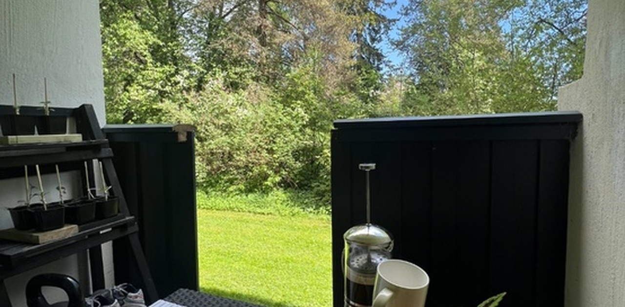 Balkong med trapp ned til felles hage