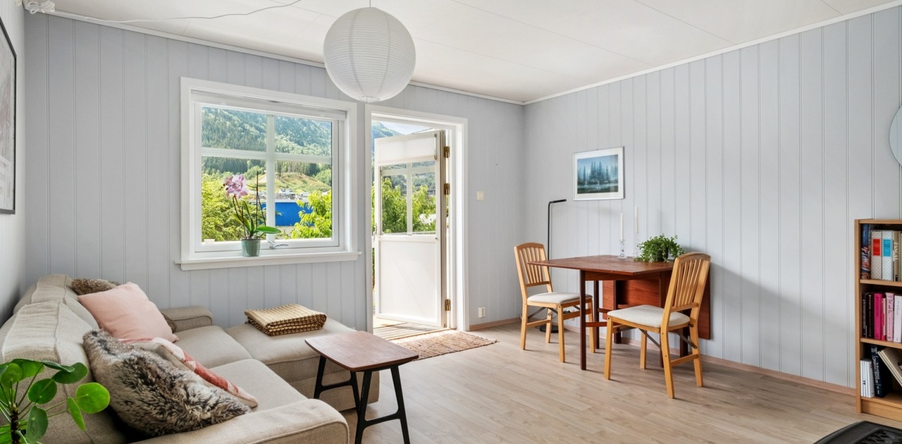 Stove med dør ut til veranda. Peisen kan skimtast nedst til høgre. Møblane føl ikkje med.