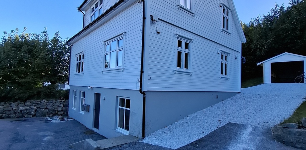 Leiligheten ligger i en enebolig med 3 leiligheter. Gjeldende leilighet ligger i midten.