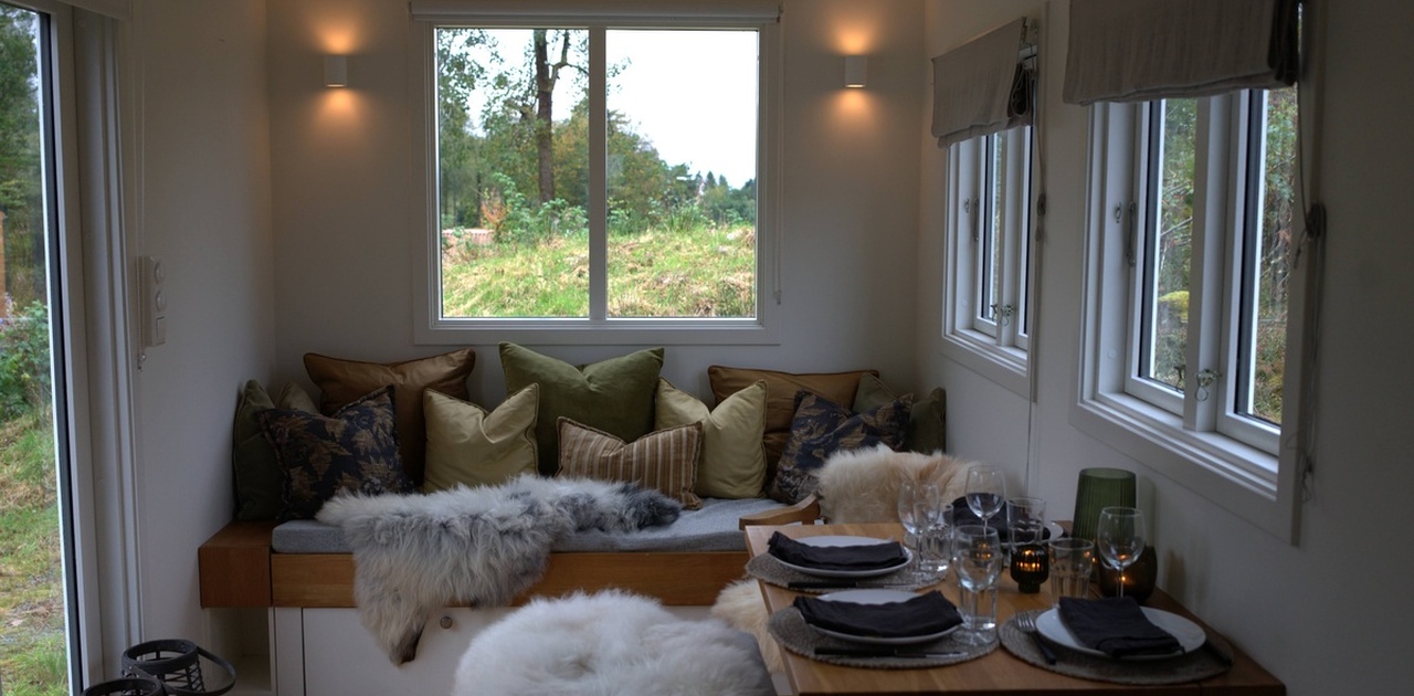 Stue/spisestue. Det er plass til 4 stk rundt spisebordet. Sofaen kan res om til dobbeltseng. Det er også TV montert på veggen i stuen (ikke på bildet).