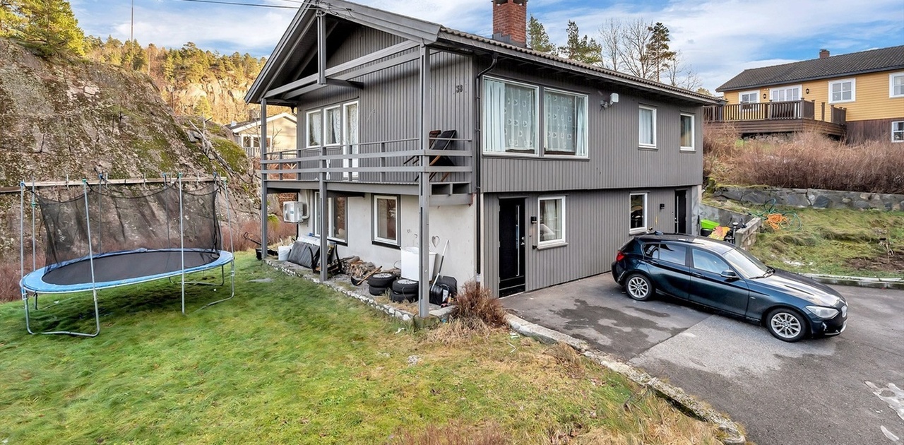 Leilighet ligger på 1-e etasje av enebolig i et rolig boligfelt