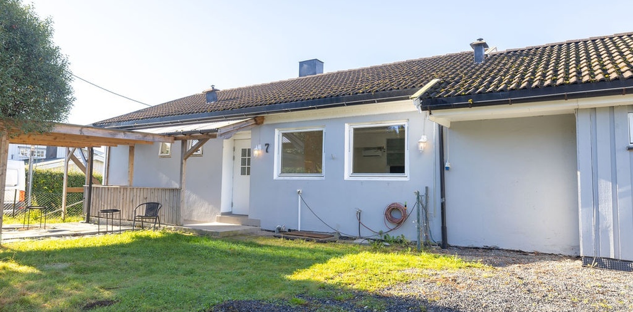 Forside av huset med uteområde