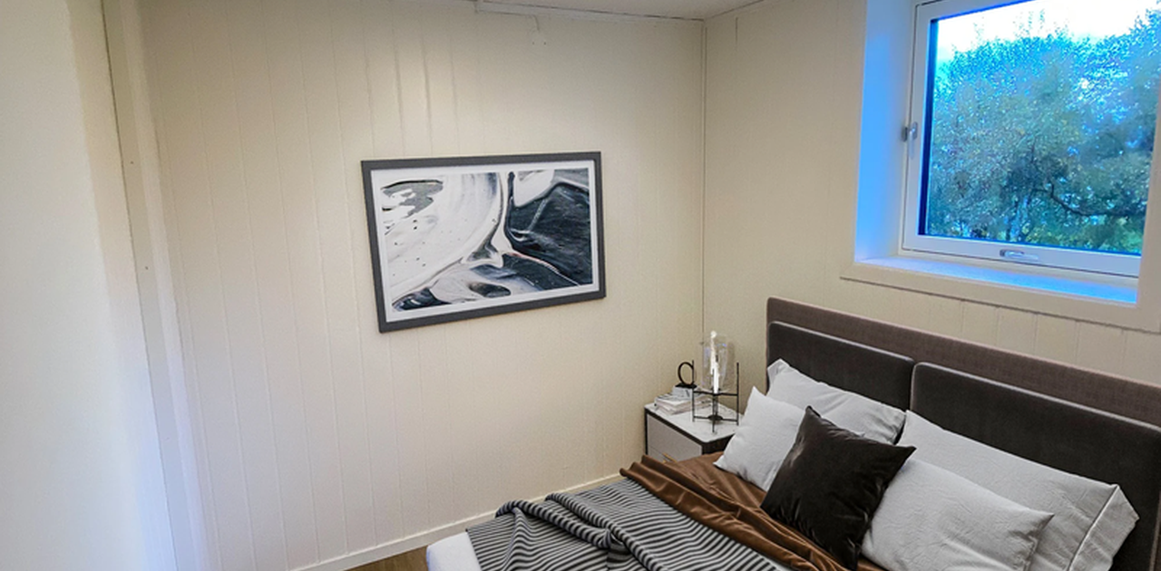 Store soverom med plass til dobbeltseng og gardereobeskap