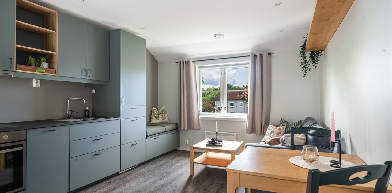 Innredet med åpen stue kjøkkenløsning. Pen IKEA-innredning fra 2020 med integrert stekeovn, platetopp, oppvaskmaskin og kjøleskap. Hyggelig atmosfære.