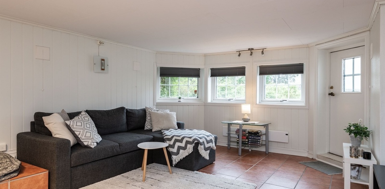 Stue 25m2 med utgang til terreng og egen møblert uteplass