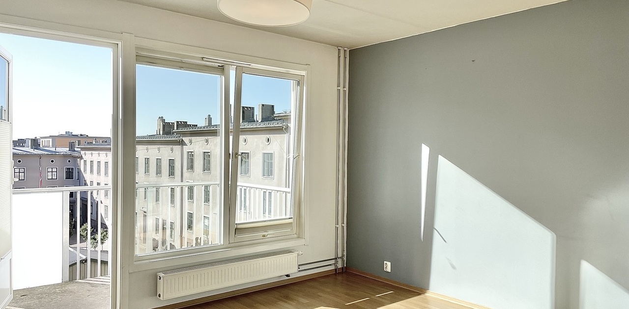 Planløsningen åpner opp for flere møbleringsmuligheter med god plass til sofagruppe, TV-møbler og spisebord med tilhørende stoler.