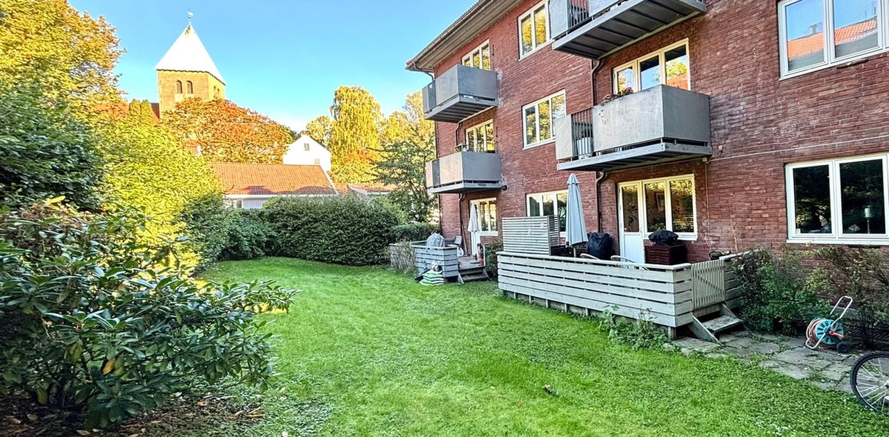 Stor terrasse med tilgang til felles hage