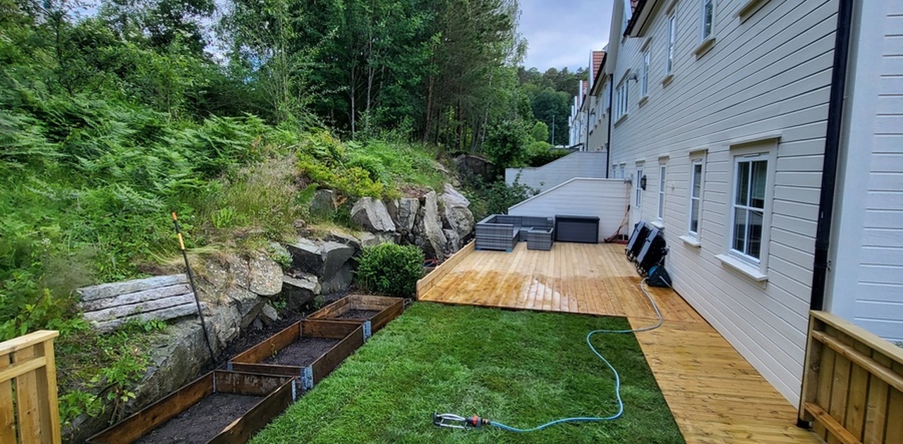Renovert hage. Platting og plen. (2024)