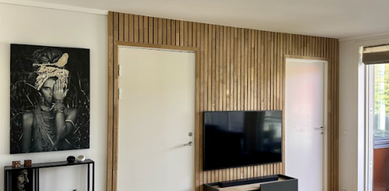 Moderne stue med spilevegg og opphengt TV