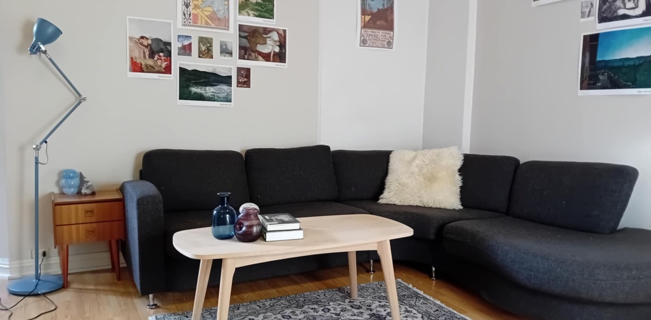 Hyggelig og stor stue hvor man kan ha masse besøk.