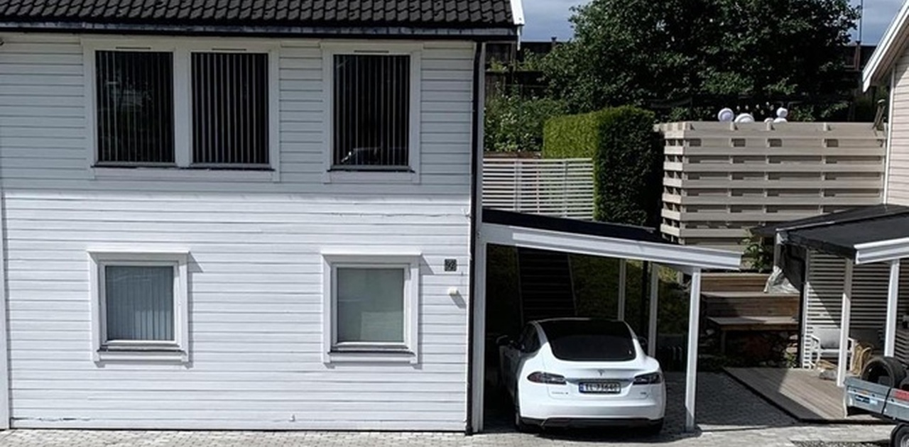 Stort og fin gårdsplass med car-port