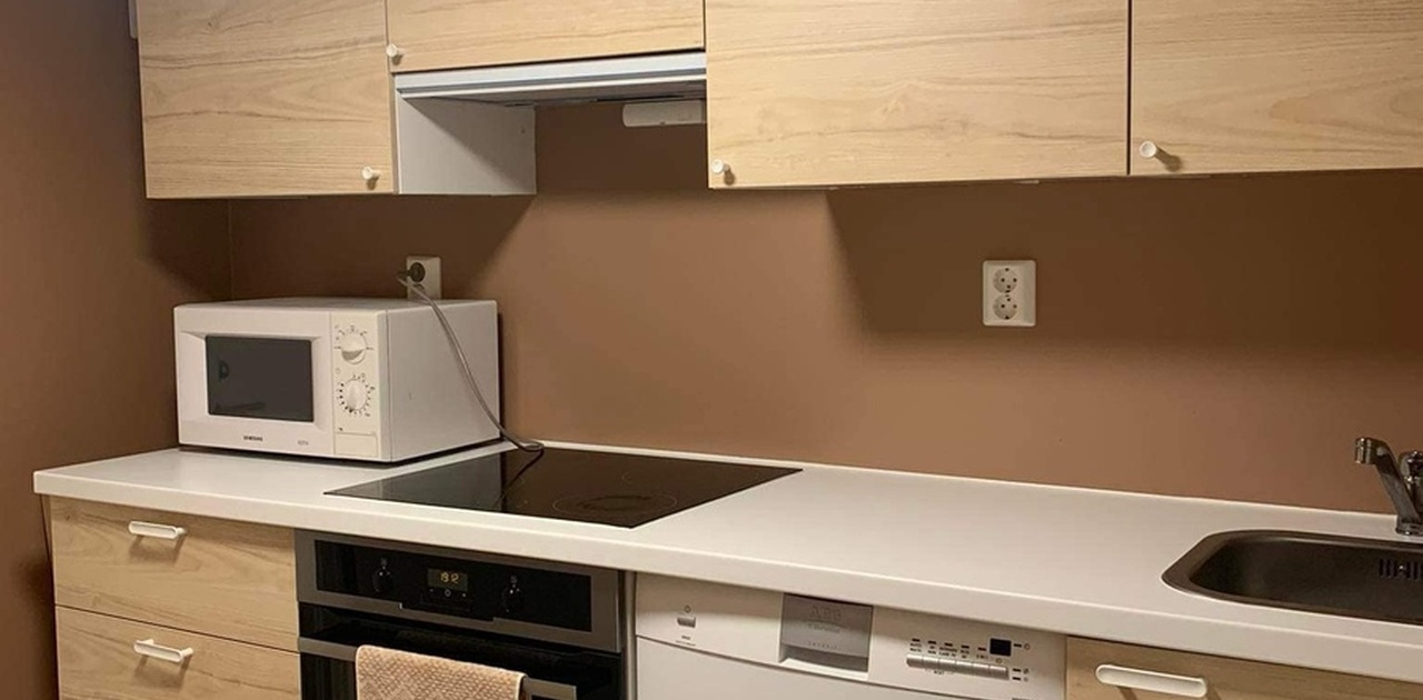 Kjøkken med hvitevarer