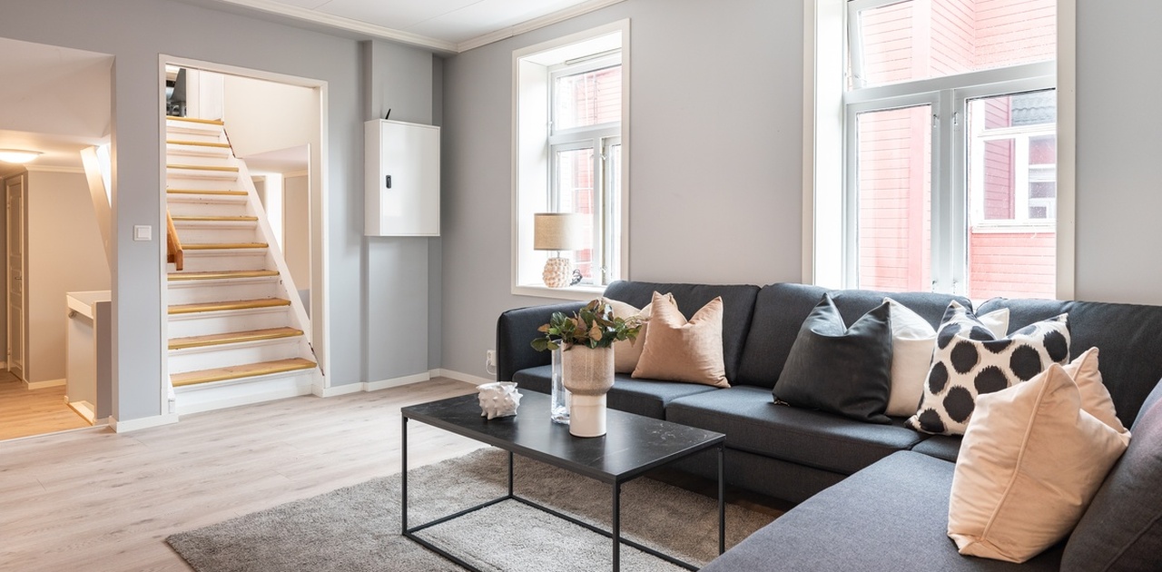 Velkommen til Rosenborg Gate 17B! En attraktiv og innholdsrik leilighet beliggende i populære Møllenberg. Leiligheten er på 116 kvm, og går over totalt 3 plan.