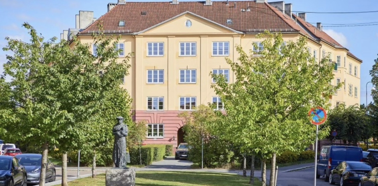 Bygget leiligheten er i. Selve leiligheten er på baksiden fra det vi ser her