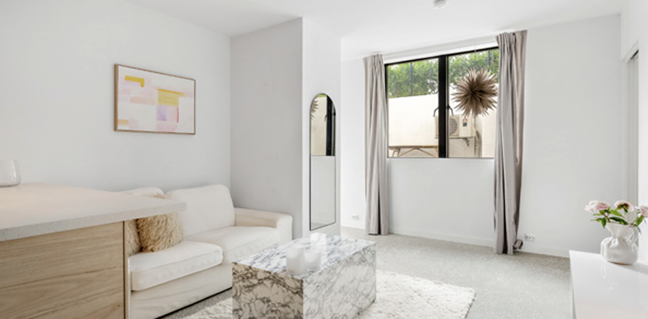 Lys og fin stue. Sofa og sofabord følger med.