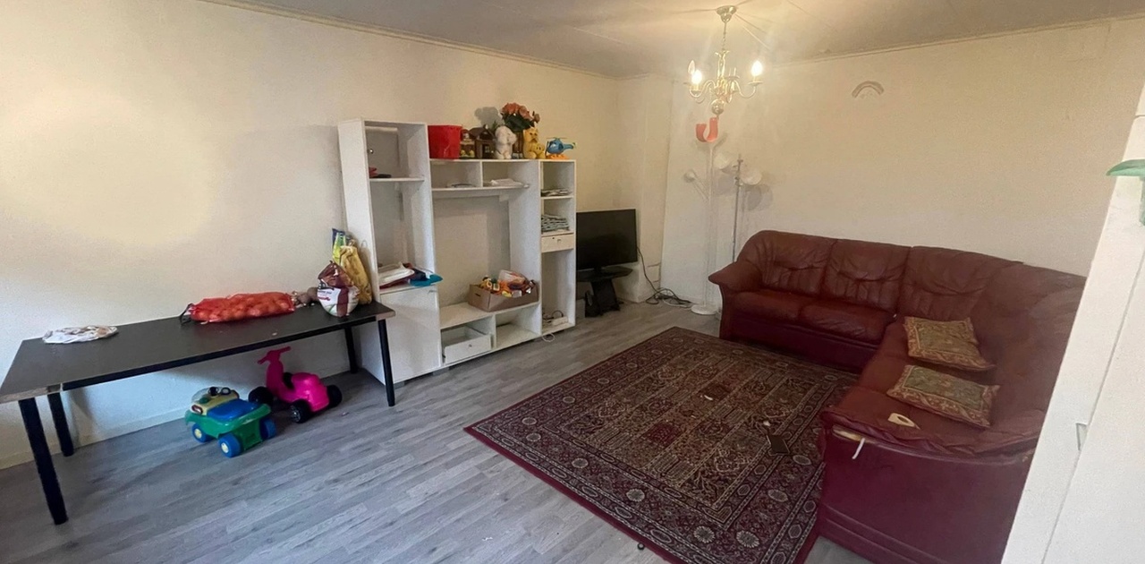 Stor og romslig stue med ny TV