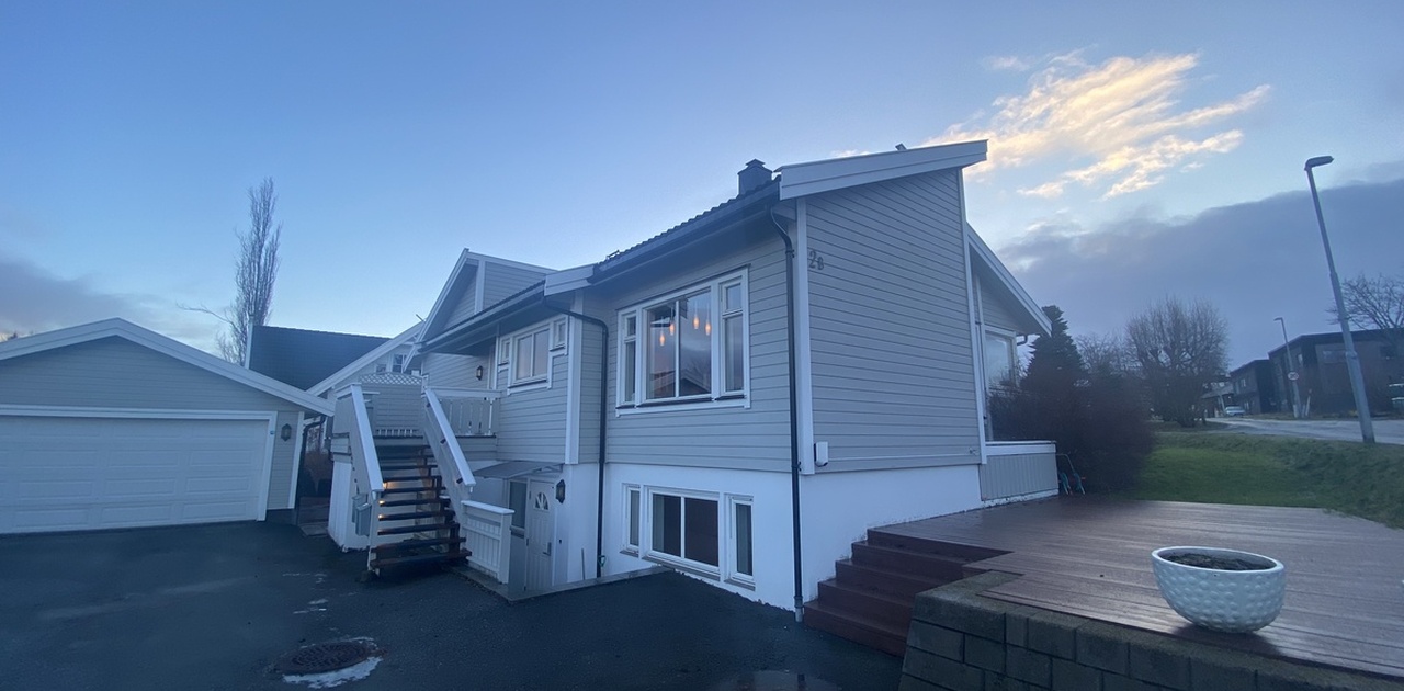 Leilighet i sokkel, elbillader montert på veggen.