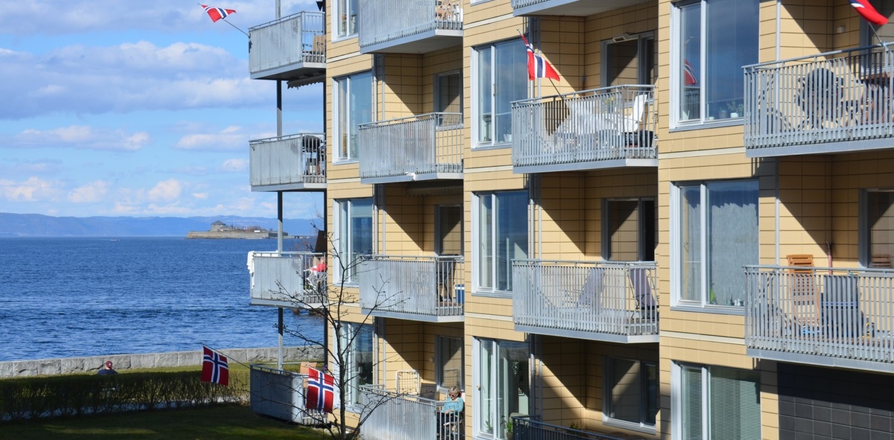 Bilde fra fasaden, leiligheten er i andre etasje nummer to fra sjøsiden.