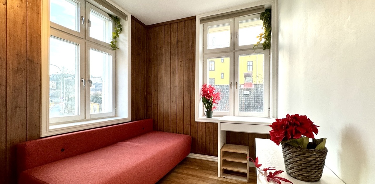 Lyst og pent rom med to vinduer. Flere møbleringsalternativer.