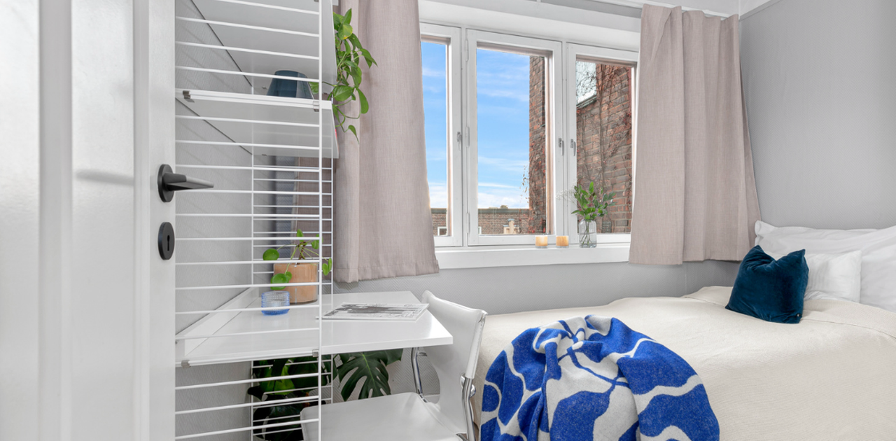 Rommet leies ut møblert om ønskelig.