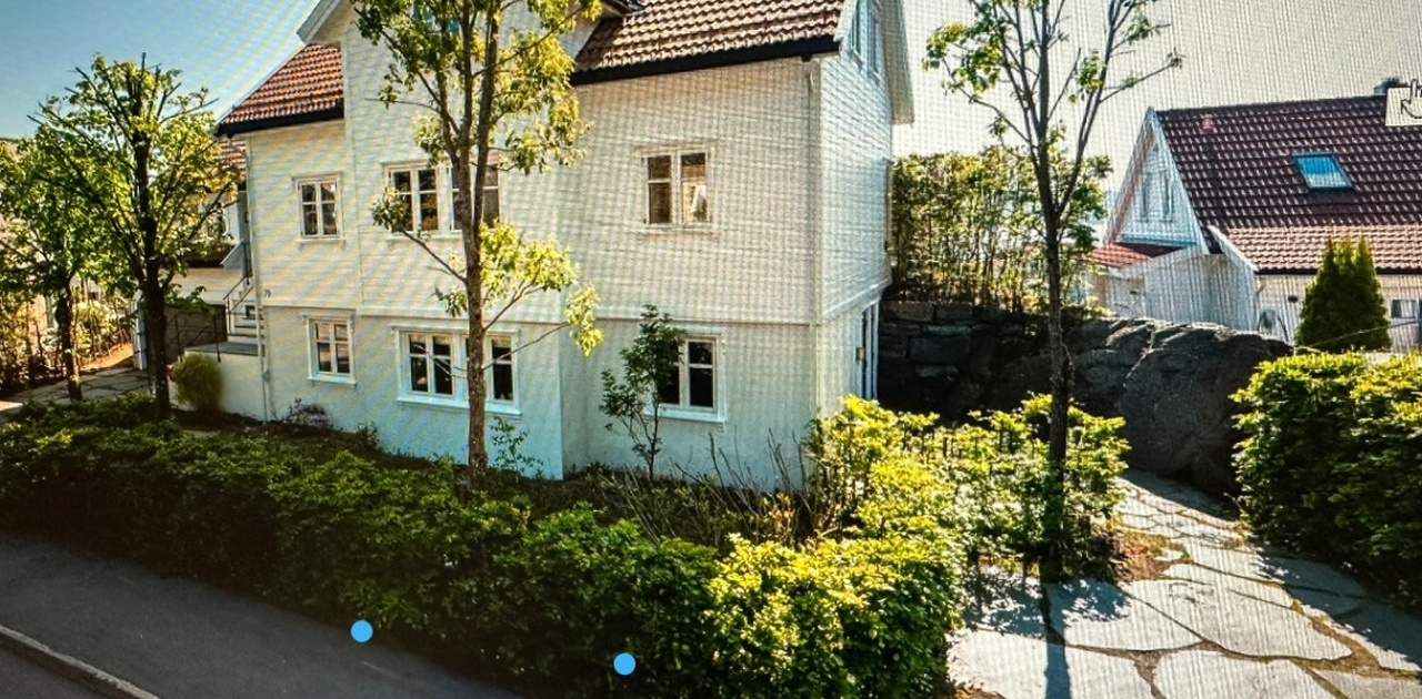 Egen inngang og parkeringsplass på høyresiden av boligen